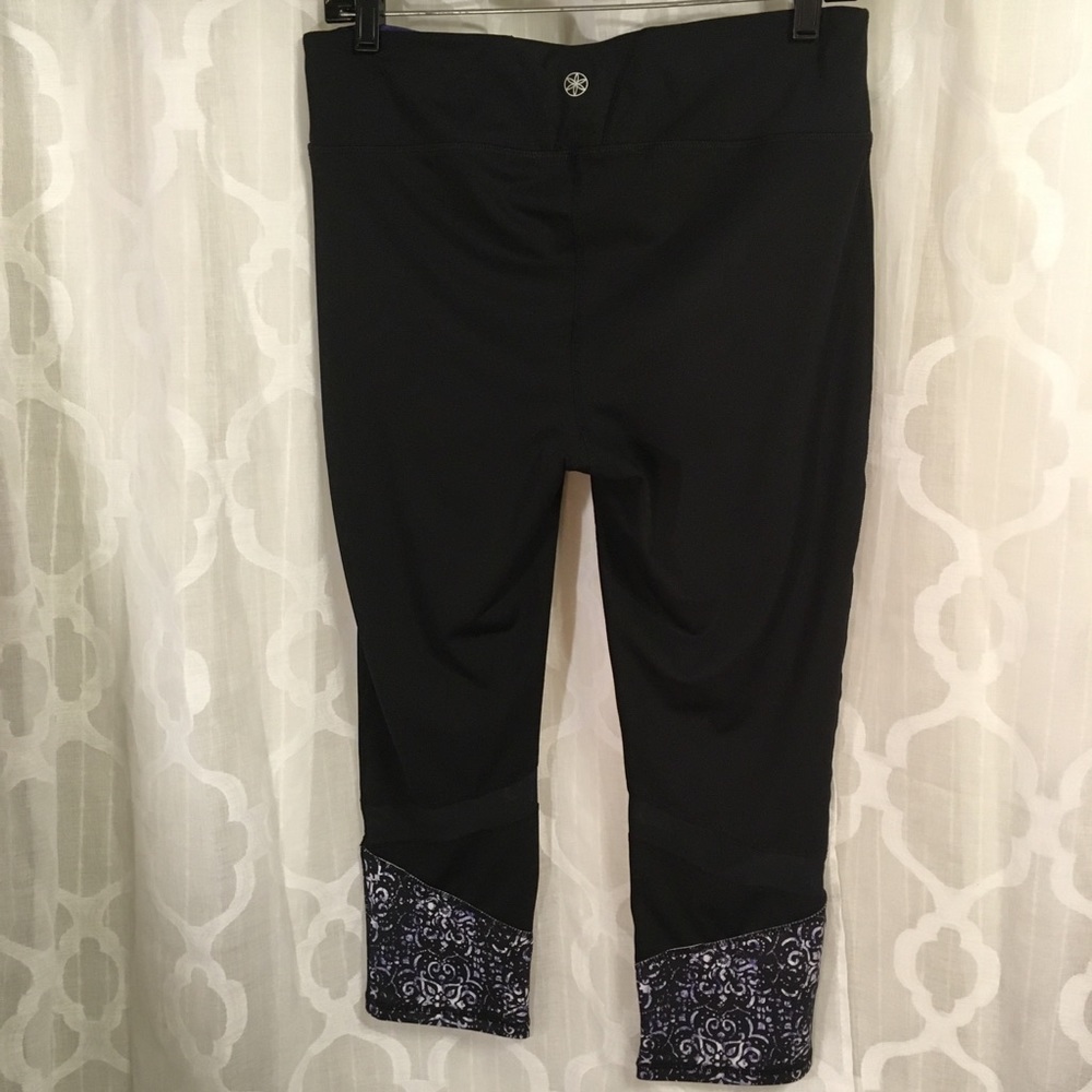 $23/2+ GAIAM Leggings 3/4 Length Mesh Inset